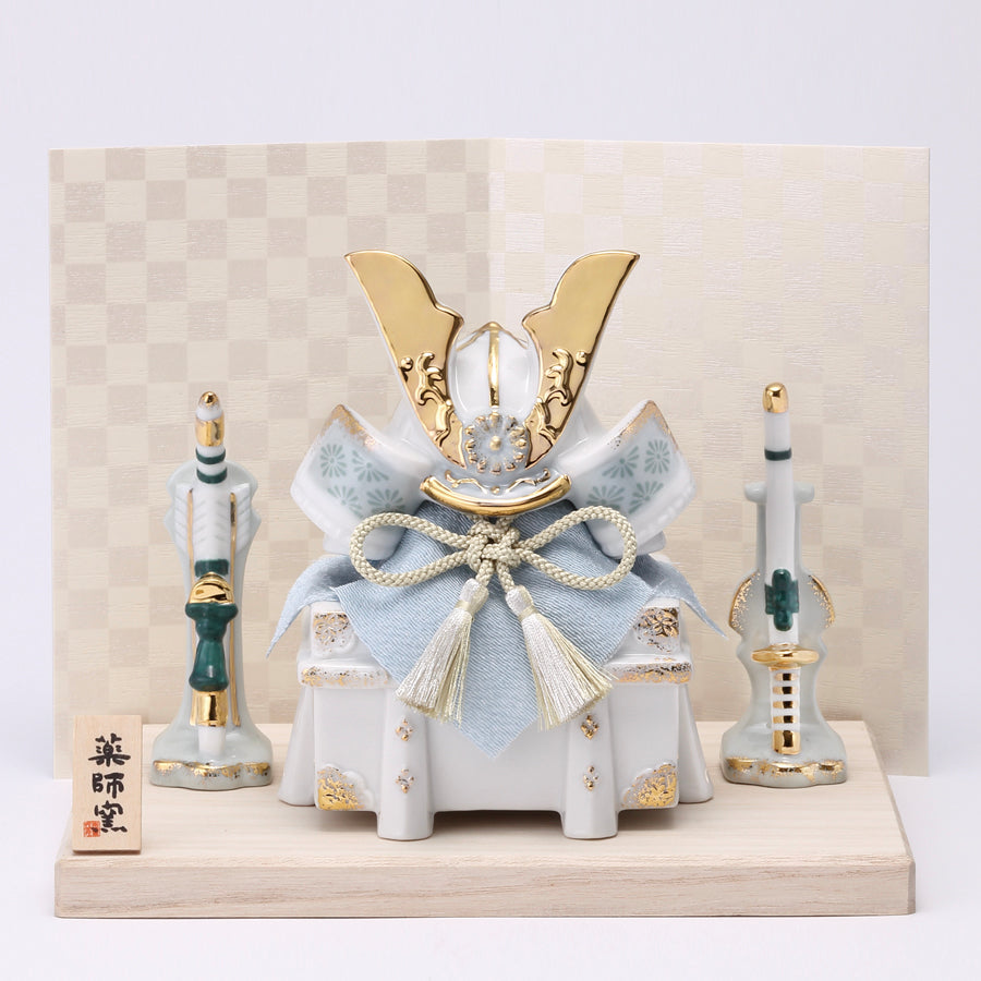 染絵出世兜飾り(白藍) – 中外陶園オンラインストア